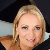 Martina Knott's Instagram, Twitter & Facebook