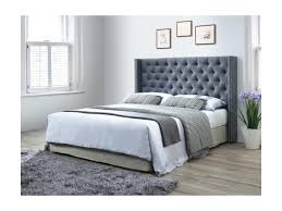 Servant à appuyer les coussins et la tête, une tête de lit design peut être employée pour donner davantage de reliefs à un lit double ou à un lit plateforme. Tete De Lit Massimo Capitonnee Cloutee 160 Cm Tissu Gris