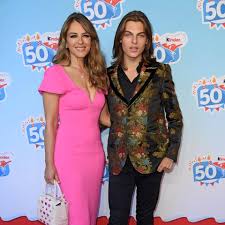 A sunday tabloid published pictures of the model and sportsman sharing a series. Shane Warne Und Elizabeth Hurley Mein Verlobter Ist Einfach Hubsch Gala De