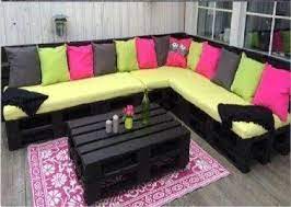 salon de jardin en palettes peintes en noir et coussins vert et rose