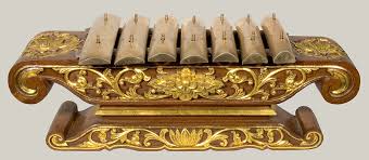 Cara memainkan gamelan adalah dengan dipukul memakai alat pemukul. Gamelan Jawa Tengah Dan Yogyakarta Goblokku S Weblog