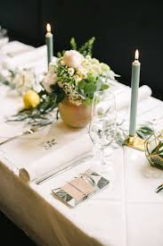 Gold Gelb Salbei Moderne Tischdekoration Fur Eure Hochzeit Fraulein K Sagt Ja Hochzeitsblog Tischdeko Goldene Hochzeit Dekoration Hochzeit Tischdekoration