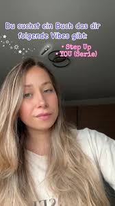 Junge Nimmt Mädchen in Den Arm