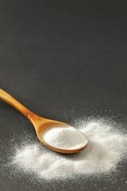 L'une des astuces les plus anciennes pour les blanchir consiste à utiliser du bicarbonate : Le Bicarbonate De Soude Pour Des Vetements Blancs