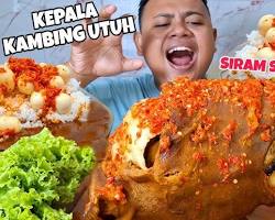 Gambar Semangkuk Gulai Kepala Kambing yang mengepul dengan bumbu rempah yang terlihat jelas