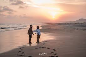 Pre wedding photo shoot, sunset background. Siap Siap Baper 14 Ide Foto Pre Wedding Di Pantai Kala Senja Menyapa Ini Cantik Dan Bikin Deg Deg Ser