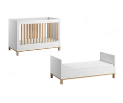 Cette chambre bébé complète en blanc et bouleau présente des lignes contemporaines et de jolies nuances inspirées du design scandinave. Lit Bebe Altitude Blanc 70x140 En Bois De La Marque Vox