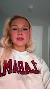 Leigh Huggins's Instagram, Twitter & Facebook