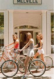 Old aesthetic vintage chair in a park. Tipos De Aesthetic Retro Wattpad