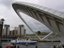 The bridge form, a pair of steel arches spanning 100m between concrete islands, rotates 40 degrees to permit vessels to pass beneath. Die Gateshead Millennium Bridge Eine Kippbrucke Zwischen Newcastle Upon Tyne Und Gateshead Ingos England Blog