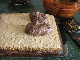 Aceasta reteta de tort se pregateste cu foi de bezea cu nuca, nu cu blat de tort. Tort De CiocolatÄƒ È™i Bezea ReÅ£ete Rapide Usoare Si Delicioase Aventurile Noastre Culinare