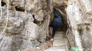 Furthermore, it is a famous this cave is only about 4 kilometres from labuan bajo and takes about 30 minutes using a motor vehicle. Batu Cermin Tempat Persembunyian Orang Bajo