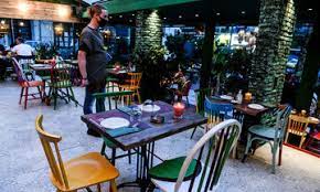 Γρατζούνησε την ηλεκτρική σου κιθάρα, παίξε ντραμς και γίνε μέλος ενός ροκ συγκροτήματος σε ένα από τα πολλά και δωρεάν παιχνιδια μουσικής! Xardalias Epistrefei H Moysikh Sthn Estiash Apagoreysh Kykloforias Apo Th 01 30 Fosonline