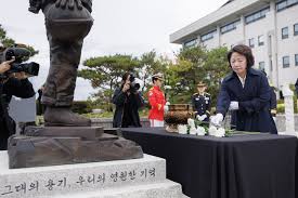 [속보]‘빨대’ 논란 추미애, ‘1억 삭감’으로 축소된 순직 소방관 추모행사 참석…“소방관이 지켜야 할 생명에는 소방관 자신의 생명도 포함”
