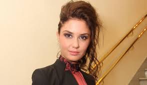 Чулпан хаматова предстала в образе белокурой красавицы на съемках короткометражного фильма чулпан хаматова родилась 1 октября 1975 года в казани в семье инженеров. Eto Tochno Vy 45 Letnyaya Chulpan Hamatova Stala Blondinkoj I Pokazala Pyshnoe Dekolte