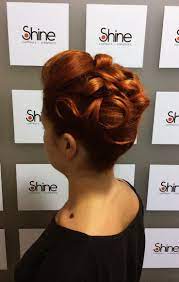 Shine Les Specialistes De La Coiffure De Soiree Mariage Shinecoiffeur Rousse Cuivre Chignon Attache Coiffure S Coiffure Soiree Coiffure Cheveux Mi Long