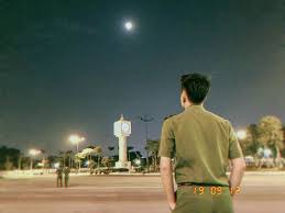 Người mẫu, diễn viên, nhà thiết kế thời trang, nhiếp ảnh gia, nhà thơ… nhưng xem ra chúng quá nhạt nhòa so với sự cố bị trục xuất vì quá đẹp trai. Ghim Tren Cong An