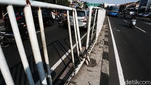 Pagar kayu minimalis bermotif besi ulir. Potret Pagar Besi Pembatas Jalan Yang Dibiarkan Rusak