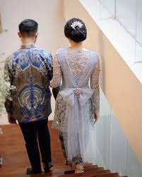 Tampak depan dan belakang yang tentunya menarik perhatian kamu. 7 Tren Model Kebaya Tunangan 2020