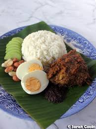 Nasi lemak buluh turut disajikan, rugi tak cuba! Sarah Cooks Crispy Rendang