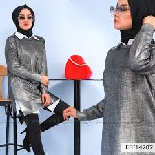 Tunik Desensiz Ve Tek Renk Olmakla Birlikte Simli Gorunume Sahiptir Tunik Bisiklet Yakali Olup Asimetirk Kesim Etek Ucuna Sahiptir Ayrica T Tunik Triko Moda