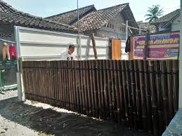 Konsep 30+ desain pagar bambu sederhana.jika anda ingin menyimpan foto atau gambar contoh pagar bambu unik ini ke perangkat anda, maka sebagai informasi, besar filenya adalah 78 kb dengan tags pagar bambu, pagar bambu cantik, pagar bambu jepang, pagar bambu keren, pagar bambu minimalis, pagar bambu unik, dan contoh. Jual Pagar Bambu Wulung Termurah Di Kelurahan Tirtonirmolo Jual Dan Jasa Pembuatan Pagar Bambu Wulung Atau Bambu Hitam