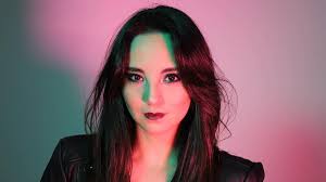 El pronunciado escote que lució la cantante guatemalteca Kim Lou