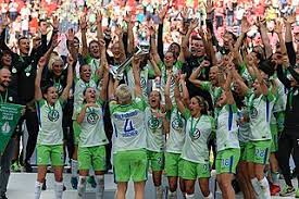 In einigen fällen (1970 und 1974) fanden die endspiele auf grund der in diesen jahren stattfindenden fußballweltmeisterschaften zu beginn der folgesaison statt. File Dfb Pokal Finale 2018 01 Jpg Wikimedia Commons