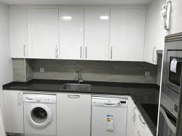 Considera que al ser un espacio de trabajo en donde se emplean productos con químicos, las superficies deben ser de materiales resistentes para garantizar que el cuarto de lavado tenga un periodo de vida más prolongado; Cocinas Minimalistas En Madrid Pide Tu Presupuesto