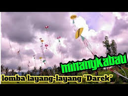 Tafsir mimpi lihat sangkutan ( tanding ) layangan dan versi erek ereknya mimpi ini kebalikan dari mimpi nomor 3, sebab seseorang yang mengalami mimpi tersebut itu firasat yang kurang baik, dan primbon pun mengisyaratkan bahwa orang tersebut bakalan akan ada konflik didalam pekerjaannya. Minangkabau Sumbar Tanahdatar Batusangkar Padangmagek Layanglayang Lomba Layang Layang Youtube