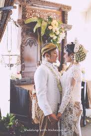 Orang sunda dikenal dengan karakteristiknya yang ramah, optimis, periang, sopan, dan bersahaja. Terbaik Baju Pengantin Adat Sunda Warna Hitam Ideku Unik