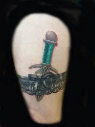 See more ideas about pomysły na tatuaż, tatuaż, tatuaże. Tatuaz Noga Sztylet Podwiazka Przez Transcend Tattoo