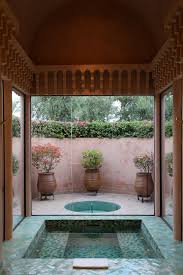 Auf dem tisch steht ein kleines regal. How To Experience A Hammam In Marrakech Like A Local Hammam Maison Maison Moderne Maisons Exterieures