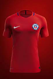 Camiseta de mujer en manga corta con el dibujo de un zapato de lunares con tacón de aguja negro. Seleccion Chilena Asi Es La Nueva Camiseta De La Roja As Chile