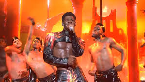 May 23, 2021 · lil nas x brought 'snl' to a grand finale saturday night, but the performance was a little. Show Must Go On Lil Nas X S Embarrassing Wardrobe Malfunction On Snl