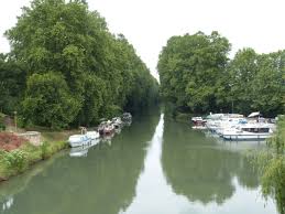 Les carpistes laissent filer le temps. Lot Et Garonne Un Bateau De 8m S Echoue Dans Le Canal Le Republicain Lot Et Garonne