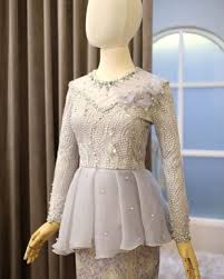 Dengan desain anti mainstream ini, bisa dipastikan bahwa penampilan anda akan menyita perhatian banyak pasang mata. 9 Kebaya Berbahan Organza Dengan Desain Paling Unik Dijamin Belum Banyak Yang Punya