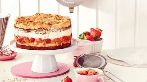 Ich habe mich diesmal für die mischung aus rhabarber und himbeeren entschieden, denn beides passt geschmacklich prima zusammen und. Baisertorte Mit Erdbeeren Und Rhabarber Marktplatz