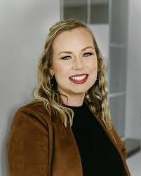 Amanda Smither's Instagram, Twitter & Facebook