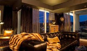 الجلد البني يمنح الأريكة الأناقة والأصالة في المنزل Home Decor Home Furniture