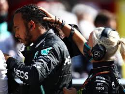 Drives pushing the limits of their car, trying to set the fastest lap around the track. Angela Cullen Chi E La Fisioterapista Di Lewis Hamilton Yoga Zen E Tanta Pazienza Cosi L Ha Reso Piu Forte Corriere It
