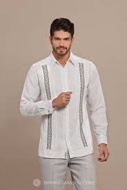 Una ceremonia en la playa puede variar en tamaño y estilo desde una muy formal y grande, hasta una reunión pequeña. Si Vas A Tener Una Boda En La Playa O En Jardin Camasha Te Invita A Conocer Todas Las Opciones En Mo Ropa Para Boda Hombre Vestimenta Hombre Ropa De Hombre