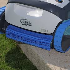 Petit, léger et facile à manipuler, le s100 nettoie le fond et les parois des piscines et est idéal pour tous les formats de bassins de petites dimensions. Robot Pour Piscine Dolphin S100 La Boutique Desjoyaux