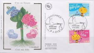 En rupture par rapport aux timbres émis en 1999 (cigogne sur fond au ton pastel), ce timbre offre un style très différent, plus coloré, plus gai et plus animé. Timbre C Est Une Fille Wikitimbres