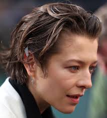 I'm sure I'm not the only one who swooned over Emma D'Arcy's $15,000  diamond arrow earring at the HOD premiere. Got my knockoff from Imber in  the mail today. Edit: $17,400 Boucheron