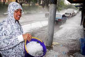 Com a aproximação de um temporal o dia virou noite na manhã deste domingo (30) no litoral de são paulo. Chuva De Granizo Cobre Telhados E Carros Em Guarulhos Em Sao Paulo Gzh