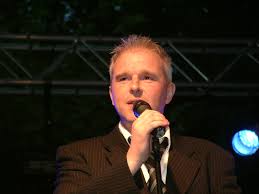 De acteur zou de voorbije twintig jaar meegespeeld hebben in tientallen producties van studio 100, vrt en disney, maar ook van vtm. Mark Tijsmans Wikipedia