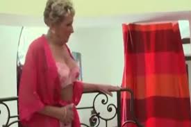 Cette charmante femme mure poilue adore qu'on la regarde quand elle baise aussi je l'ai assise sur le comptoir du bar au restaurant ou une autre femme mure se fait tripoter à une table. Une Grande Mere Adepte De Sexe Utilise Ce Mec Comme Un Sextoy Video Porno Vporno Tv