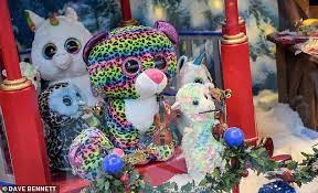 Hamleys Unveils Its Christmas Window To Festive Shoppers Daily Mail Online