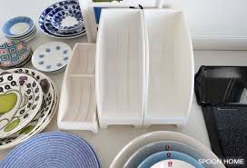 ニトリの食器収納 グッズ プレートスタンド を使用した口コミ 感想をご紹介 大皿用と小皿用があり 食器棚やキッチン引き出し 棚のお皿整理におすすめです 白色のおしゃれな プレートスタンドは北欧食器や和食器と合わせやすく お皿の立てる収納に向いています